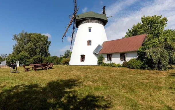 Wiatrak w Lędzinie i urokliwe domki